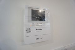 防犯性もばっちり、TVモニター付きインターホン完備。大きなモニターで玄関先を確認できます。録画機能が付いているので不在時の訪問者も確認できて安心です＾＾