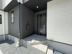 ブラウンの玄関扉がオシャレです＾＾奥まって設置されており、雨にも濡れにくくなっています。