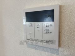 キッチン横から温度調節など楽々操作できる給湯器リモコンです＾＾忙しい夕飯の準備の時間帯に重宝しますね。