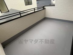 バルコニーは十分な広さがあるので一度にたくさんの洗濯物を干すことができますね。