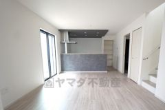 キッチンから会話が弾みそうなリビングです。快適な生活が想像できますね＾＾