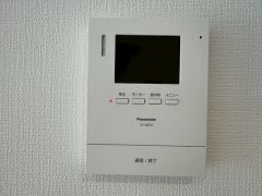 今や必需品となっておりますTVモニター付きインターホンです。録画・再生器のもついており防犯性もばっちりです。キッチン横にありワンタッチで外の方とお話ができますので便利です。