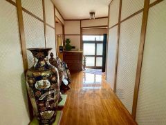 ゆとりある玄関ホールから続く落ち着いた雰囲気の廊下スペースです。