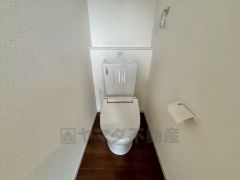 温水洗浄機付トイレです。節水機能もあるので、安心して使えますね。もちろん、1階2階の2ヶ所にトイレがあるので、忙しい朝にもゆとりができますね。