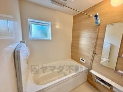 1日の疲れを癒すくつろぎのバスルーム。足を伸ばしてもゆったりと入れるサイズです。お子様と一緒にお風呂に入っても狭くないですね＾＾