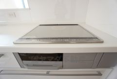 お手入れのしやすいIHクッキングヒーターです。3口コンロなので、効率よくお料理が楽しめます。毎日のお料理も楽しくなりますね＾＾