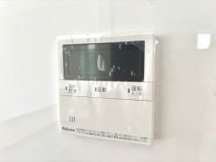キッチン横からお湯張り、追い炊き、足し湯がボタン一つで楽々操作できる給湯機リモコンです＾＾忙しい夕飯の準備の時間帯に重宝しますね。