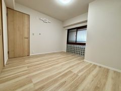 北側6.4帖洋室。居室としてももちろん、収納や書斎、お子様のプレイスペースにも＾＾使い勝手が良さそうです＾＾