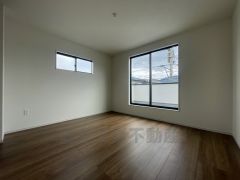 8.5帖。主寝室としてお使いいただけそうなこちらのお部屋は、日当たりが良く、爽やかな風を感じて起きる朝は、快適生活の始まりに。