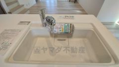 広々とした凸型シンクに洗剤ポケットを標準装備。大きなお鍋など洗いやすいです。