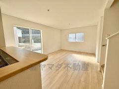 大きな掃き出し窓のあるリビングは、陽光あふれる明るい空間です。ゆったりと寛げる憩いの場となりそうです。