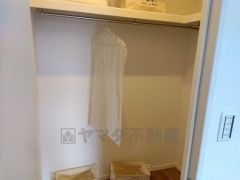 収納力豊富なウォークインクローゼット。洋服や小物などを1箇所にまとめて美しい収納を実現します。スーツケースのような大型の荷物も置けます＾＾