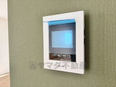 今や必需品となっておりますTVモニター付きインターホンです。録画・再生器のもついており防犯性もばっちりです。キッチン横にありワンタッチで外の方とお話ができますので便利です。