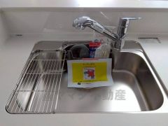 広々とした凸型シンクに洗剤ポケットを標準装備。大きなお鍋など洗いやすいです。洗剤や石鹸、スポンジもすっきりできる収納付き。