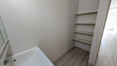 洗面脱衣室には収納棚が付いているのでタオルや着替え、シャンプー、洗剤などなども置くスペースが確保できて助かりますね。