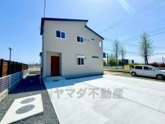 来客時も安心の3台駐車できます。　 3台まで並列駐車できるので、急な来客時やお子様が成人して車を所有するようになっても安心です。