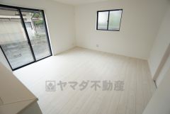 大きな窓のあるリビングは、陽光あふれる明るい空間です。居心地良く、ご家族皆がゆったり寛げる憩いの空間となりそうです。