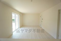 大きな掃き出し窓のあるリビングは、陽光あふれる明るい空間です。ゆったりと寛げる憩いの場となりそうです。