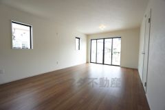 大きな掃き出し窓のあるリビングは、陽光あふれる明るい空間です。ゆったりと寛げる憩いの場となりそうです。