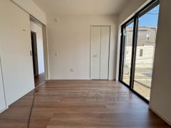 リビングからの続き間として洋室をご用意しました＾＾普段はリビングとつなげて開放的なスペースとして。来客時には客間としてお使いいただけます。