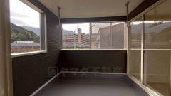 陽当たりの良いバルコニーです。お洗濯やお布団干しはもちろん、日光浴スペースにも。足元は防水工事施工済です。