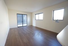 大きな窓のあるリビングは、陽光あふれる明るい空間です。居心地良く、ご家族皆がゆったり寛げる憩いの空間となりそうです。