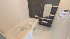 1日の疲れを癒すくつろぎのバスルーム。足を伸ばしてもゆったりと入れるサイズです。お子様と一緒にお風呂に入っても狭くないですね＾＾