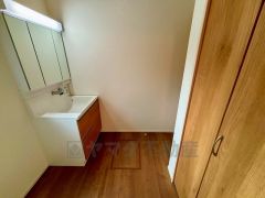 三面鏡裏収納付き洗面化粧台です＾＾ 歯磨きセットやスキンケア用品などの収納に便利ですね。 生活感も隠すことができ、来客時にも安心です。 