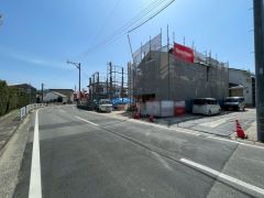 前面道路西側8.7ｍに面しています。