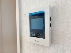 今や必需品となっておりますTVモニター付きインターホンです。録画・再生器のもついており防犯性もばっちりです。キッチン横にありワンタッチで外の方とお話ができますので便利です。