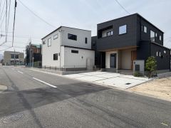 前面道路東側6.1ｍに面しています。