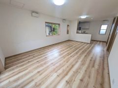 家族が集まる開放的なリビング。思い思いの時間を過ごしたり食事をしたり、素敵な団らんの場になりますね。