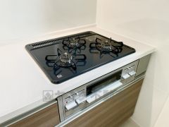 3種類の料理が同時に調理できる、3口ガスコンロ。忙しい夕食の支度時間が短縮できて効率よくお料理が楽しめます。