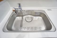大きなお鍋も楽々洗える幅の広いシンクです＾＾ステンレスシンクなので簡単にお掃除できますよ。洗剤やスポンジもすっきりできる収納付き。