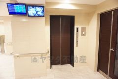 防犯カメラモニター設置のエレベーターホール
