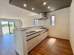 収納も、作業スペースも広々と設けられた使いやすいシステムキッチンです＾＾カウンターキッチンなので、ご家族と会話をしながら楽しくお料理ができます＾＾