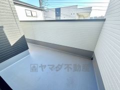 陽当たりの良いバルコニーです。お洗濯やお布団干しはもちろん、日光浴スペースにも。足元は防水工事施工済です。