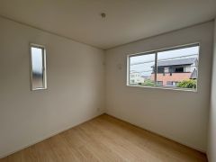 2面採光を確保した明るい室内で、爽やかな風を感じながら目覚める朝は、心地よく一日をスタートできる贅沢なひととき。