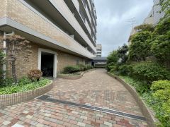 手入れの施された植込が迎えてくれるエントランスです。スタイリッシュでオフィスビルのような雰囲気ですね。