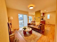 大きな窓のあるリビングは、陽光あふれる明るい空間です。居心地良く、ご家族皆がゆったり寛げる憩いの空間となりそうです。