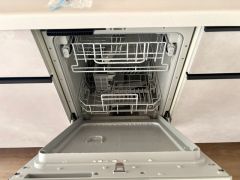 食事の後の手間を解消する食器洗い乾燥機付。冬場の洗い物で手荒れの悩みもなくなります。手洗いよりも節約できて便利。