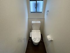 温水洗浄機付トイレです。トイレは2ヶ所設けられているので、来客時にも気兼ねなく使えますね。小窓付きで換気も出来ます。