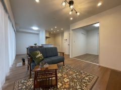 リビングは広々とした設計で、家族が集い、寛ぐ暮らしの空間を演出しています。