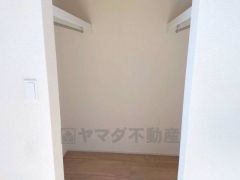 ウォークインクローゼットは奥にハンガーパイプ、手前に可動棚を付け、コートなどのアウター類から帽子や靴下などの小物類まで全て収納できます＾＾