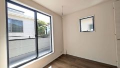 家具を選ばないナチュラルなフローリングとシンプルなクロスです＾＾ 居室としてももちろん、収納や書斎、お子様のプレイスペースにも＾＾使い勝手が良さそうです＾＾