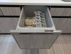 普通に食器洗いをする時より水道代が70％ほど削減できます。夜お休みになるときに食洗器を利用すれば朝起きた時には食器が綺麗になっていますので便利です。