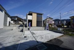 前面道路西側4ｍに面しています。