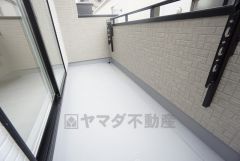陽当たりの良いバルコニーです。お洗濯やお布団干しはもちろん、日光浴スペースにも。足元は防水工事施工済です。