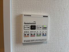 浴室暖房乾燥機には、暖房、乾燥、涼風、換気の4つの機能が付いています。タイマー付きです。雨の日はもちろん、急ぎで洗濯する必要のあるお子様の体操服や、下着類などを乾かすのに便利です。