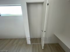 キッチン横にある収納です。備蓄品や日用品、大型の調理家電などを収納するのに重宝しそうです＾＾
